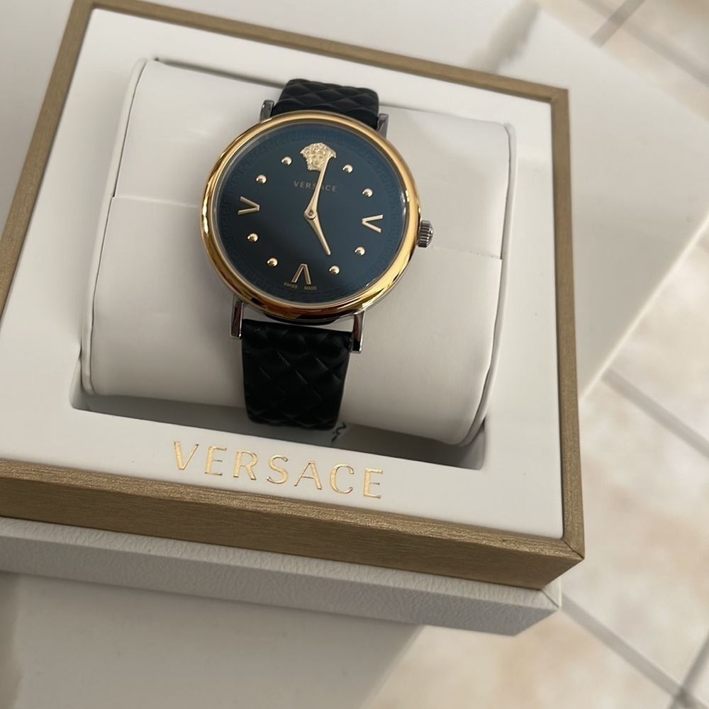 Versace
2-Hand Quartz Leather Strap
Watch, 36mm - Picture 12 of 13